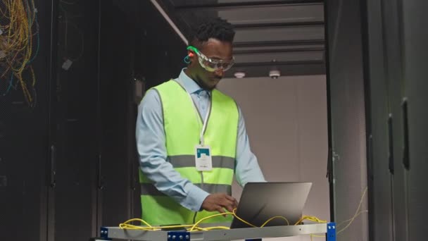 Koruyucu Gözlük Takan Siyah Erkek Bilişim Teknisyeni Asit Yeşili Yelek — Stok video