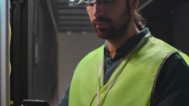 Administrador Sistema Masculino Caucasiano Vestindo Lupa Com Luzes Verificando Trabalho — Vídeo de Stock
