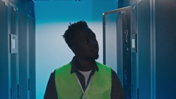 Especialista Masculino Negro Que Usa Chaleco Verde Ácido Que Comprueba — Vídeo de stock