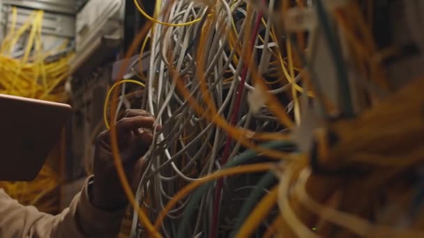 Нерозпізнані Руки Інженера Який Тримає Цифровий Планшет Підключаючи Заплутані Дроти — стокове відео