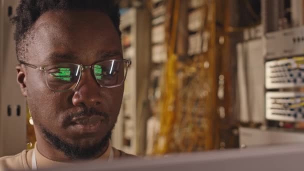 Tehnician Afro American Masculin Codificare Laptop Camera Serverului Cod Program — Videoclip de stoc