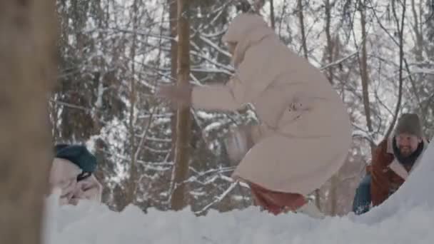 Wesoła Nowoczesna Kaukaska Rodzina Trójką Dzieci Grająca Razem Śnieżki Zimowym — Wideo stockowe