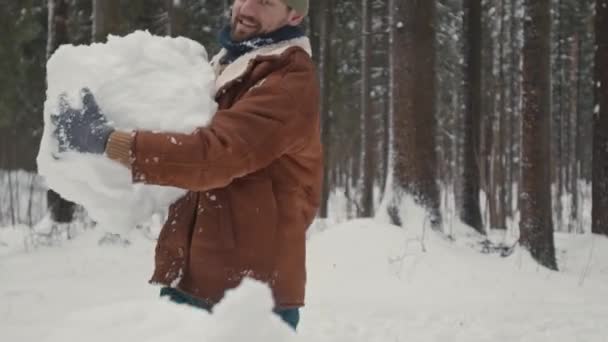 Vidám Kaukázusi Család Éves Lányával Hóembert Készítenek Együtt Fenyőerdőben — Stock videók