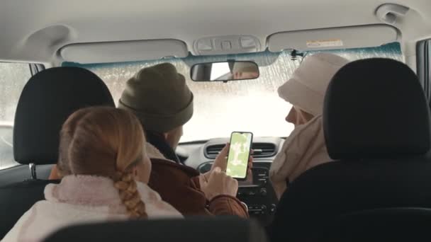 Voltar Vista Foto Família Caucasiana Moderna Três Sentado Carro Olhando — Vídeo de Stock