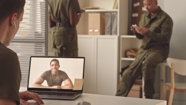 Jonge Blanke Mannelijke Soldaat Camouflage Uniform Met Behulp Van Laptop — Stockvideo