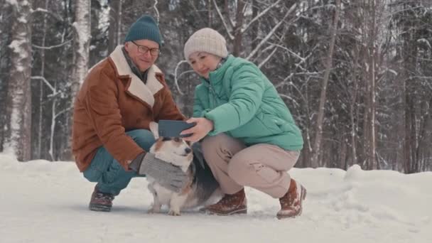 Szczęśliwa Para Seniorów Rasy Kaukaskiej Ich Pies Robiący Selfie Smartfonie — Wideo stockowe