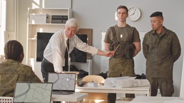 Starší Bělošský Profesor Vojenské Akademii Formálním Oděvu Ukazující Taktickou Vestu — Stock video