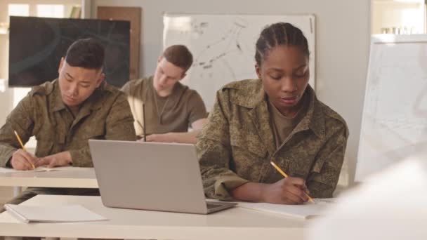 若いアフリカ系アメリカ人女性キャデット 同僚の軍務に関するセミナーに出席する多様なクラスメート — ストック動画