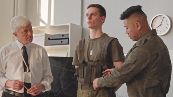 Askeri Akademideki Seminer Sırasında Kıdemli Profesöre Taktik Yelek Giymeyi Öğreten — Stok video