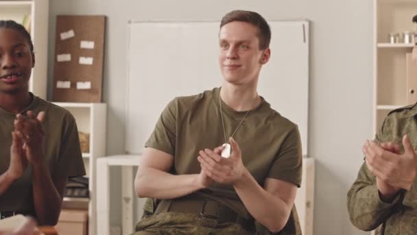 Grupp Unga Olika Manliga Och Kvinnliga Soldater Klappar Händerna Samtidigt — Stockvideo
