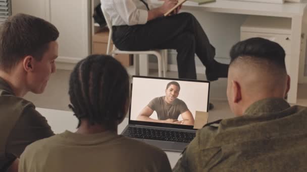 Grupo Soldados Multiétnicos Del Ejército Video Chat Con Amigo Afroamericano — Vídeo de stock