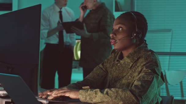 Giovane Afroamericana Ufficio Sorveglianza Militare Femminile Camuffamento Monitorare Telecamere Dal — Video Stock
