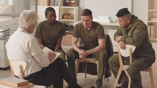 Młody Biały Oficer Wojskowy Rozmawiający Ptsd Podczas Sesji Terapii Grupowej — Wideo stockowe