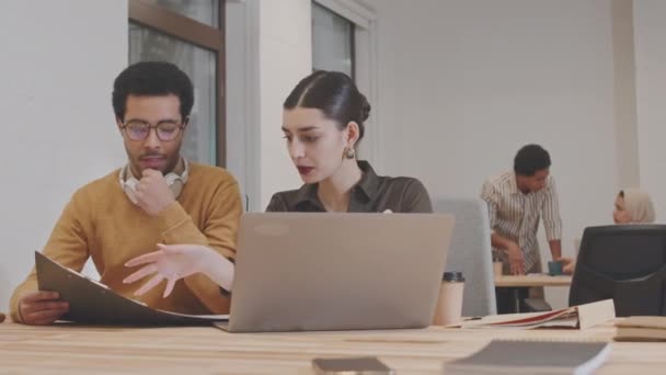 Çeşitli Yaratıcı Arkadaşları Modern Ofiste Çalışırken Şirket Projesini Tartışıyor Beyin — Stok video