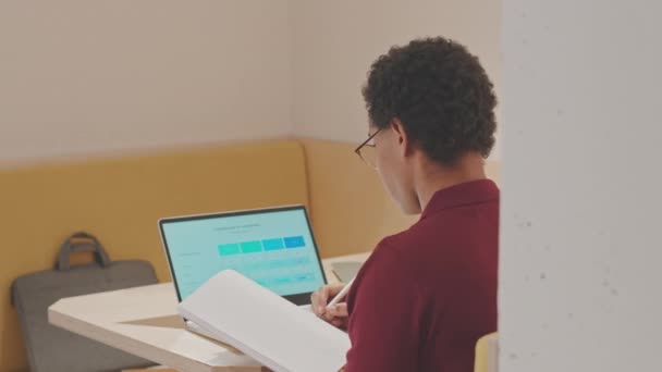 Взгляд Молодого Человека Работающего Финансовыми Документами Анализирующего Бизнес Презентацию Ноутбуке — стоковое видео