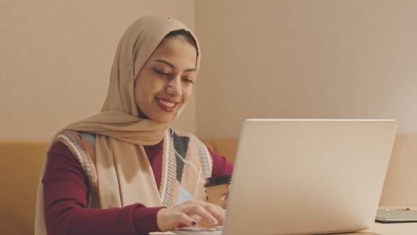 Pas Záběr Mladé Usměvavé Muslimky Šátku Pomocí Notebooku Pracovišti — Stock video