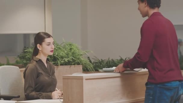 Çift Irklı Erkek Ofis Çalışanı Modern Ofiste Resepsiyonda Oturan Kadın — Stok video