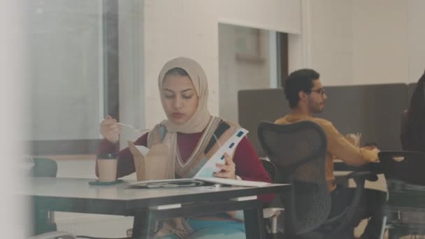 Wanita Muslim Muda Dengan Jilbab Makan Siang Dengan Mie Asia — Stok Video