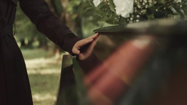 Oigenkännlig Man Lägger Sin Hand Över Kvinnlig Hand Vidrör Träkista — Stockvideo