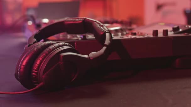 Detailní Záběr Černých Sluchátek Soundboardu Párty Blikajícím Neonovým Světlem — Stock video