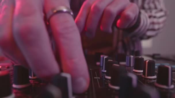 Gece Kulübünde Müzik Oluştururken Düzenlerken Ses Karıştırıcı Kullanan Tanınamayan Ellerin — Stok video