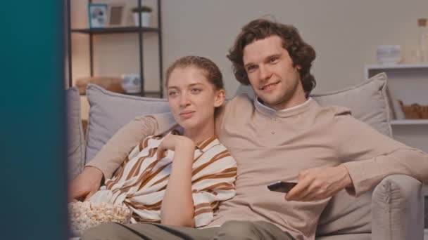 Jovem Feliz Casal Caucasiano Sentado Juntos Sofá Acolhedora Sala Estar — Vídeo de Stock