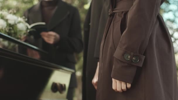 Vystřižený Záběr Lidí Stojících Venku Rakve Hřbitově Jak Poslouchají Kněze — Stock video