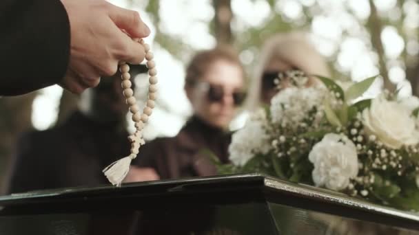 Penutup Imam Memegang Manik Manik Rosario Tangan Sambil Mengucapkan Doa — Stok Video