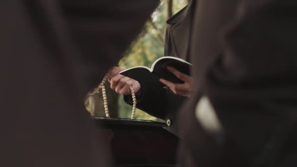 Elinde Tespihle Açık Cenaze Töreninde Dua Eden Tanınmamış Bir Rahibin — Stok video
