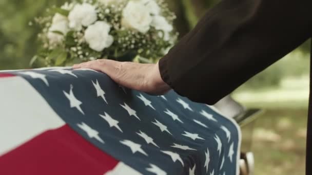 장례식에서 그것에 펼쳐진 깃발을 뚜껑에 미끄러지는 인식할 — 비디오