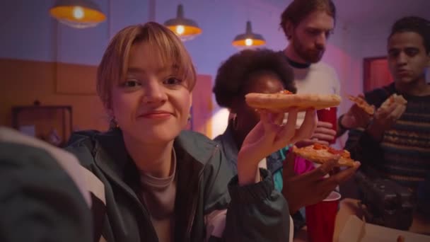 Kafkasyalı Genç Bir Kadının Etnik Çeşitlilikteki Arkadaşlarıyla Parti Yaparken Pizza — Stok video