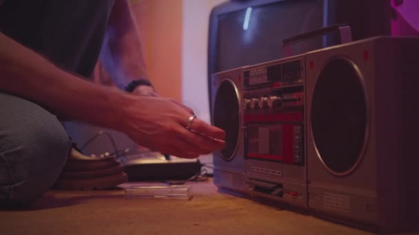 Corte Tiro Homem Irreconhecível Colocando Cassete Áudio Retro Boombox Gravador — Vídeo de Stock