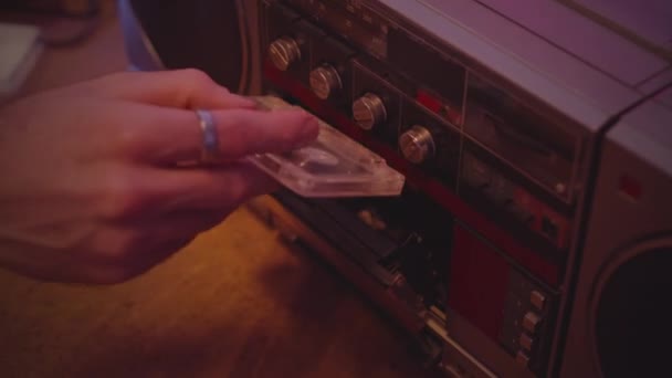 Irreconocible Mano Masculina Poner Cassette Retro Estilo Boombox Interiores — Vídeos de Stock