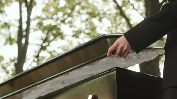 Schnappschuss Von Unkenntlich Gemachten Männlichen Friedhofsmitarbeitern Die Bei Beerdigungen Freien — Stockvideo
