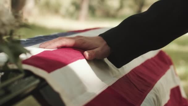 Close Van Onherkenbare Mannelijke Hand Kofferdeksel Met Ontvouwde Amerikaanse Begrafenisvlag — Stockvideo