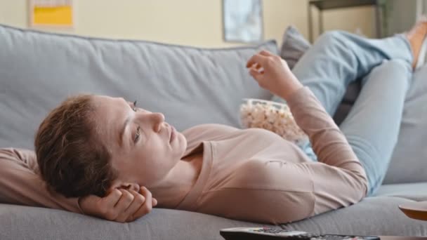 Wanita Kaukasia Muda Pemalas Berbaring Sofa Nyaman Ruang Tamu Dengan — Stok Video