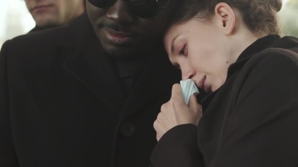 장례식 그녀의 파트너 어깨에 그녀의 손수건으로 코카서스 — 비디오