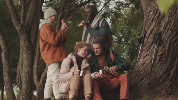 Gesellschaft Von Vier Jungen Multiethnischen Freunden Die Einem Herbsttag Unter — Stockvideo