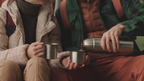 一对无法辨认的夫妻坐在公园外面 喝着热水瓶里的热茶 拍了照 — 图库视频影像