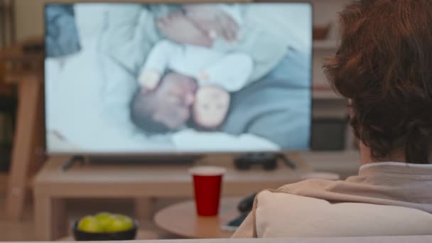 Powrót Widok Brunet Człowiek Oglądanie Film Ojcu Synem Siedzi Kanapie — Wideo stockowe