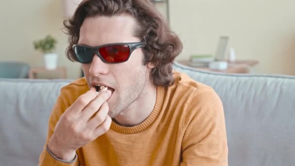 Dada Pria Muda Tampan Berkacamata Makan Popcorn Dan Menonton Duduk — Stok Video