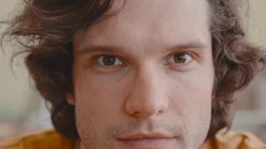 Heyecanlı, beyaz bir adamın TV 'de spor maçı seyredip patlamış mısır yediği yakın plan.