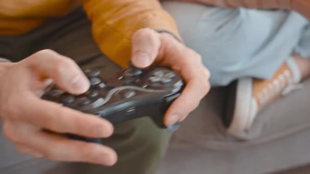 Casal Irreconhecível Jogadores Com Controladores Mãos Jogando Jogo Vídeo Dinâmico — Vídeo de Stock