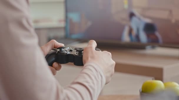Hafta Sonu Evdeki Konsolda Fps Oyunu Oynarken Denetleyici Kullanan Tanınamayan — Stok video