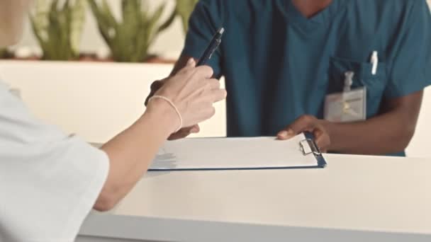 Kvinnliga Patient Underteckna Papper Receptionen Har Läkartid Modern Klinik — Stockvideo
