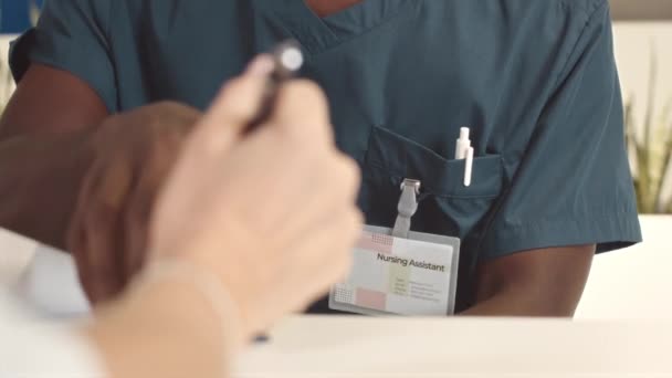 Beskuren Bild Oigenkännlig Kvinnlig Patient Underteckna Medicinsk Release Innan Ser — Stockvideo