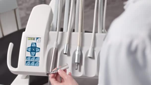 Onherkenbare Tandarts Voorbereiding Steriele Tandheelkundige Handstukken Het Werk Moderne Kliniek — Stockvideo