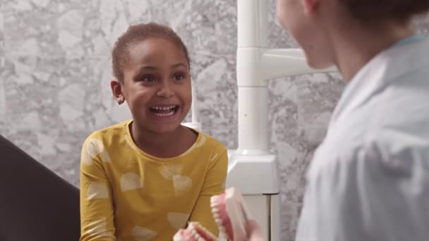 Pretty African American Little Girl Showing Her Teeth Female Dentist — Vídeos de Stock