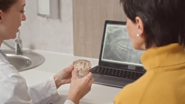 Vue Dos Femme Mûre Ayant Consultation Avec Son Dentiste Clinique — Video