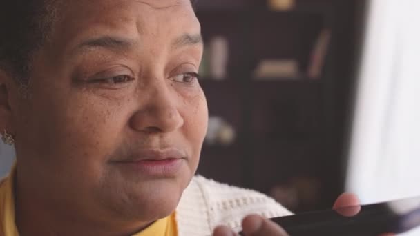 Nahaufnahme Einer Älteren Afroamerikanischen Frau Die Telefon Mit Einem Freund — Stockvideo